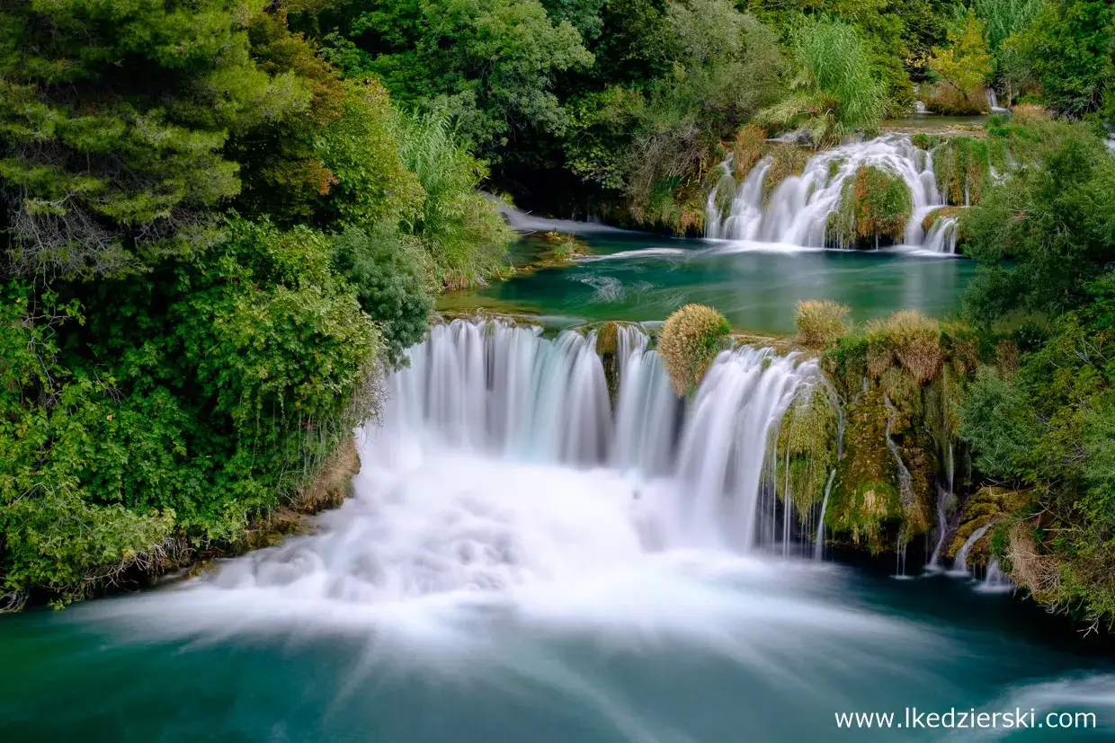 Wodospady Krka w Chorwacji to prawdziwe chorwackie ciekawostki. Zielona woda i kaskady tworzą magiczny krajobraz.