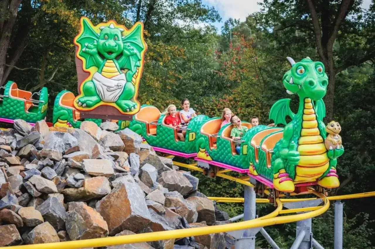 Dzieci śmieją się na smoczkowym rollercoasterze, jednej z wielu atrakcji dla dzieci w Ostrawie.