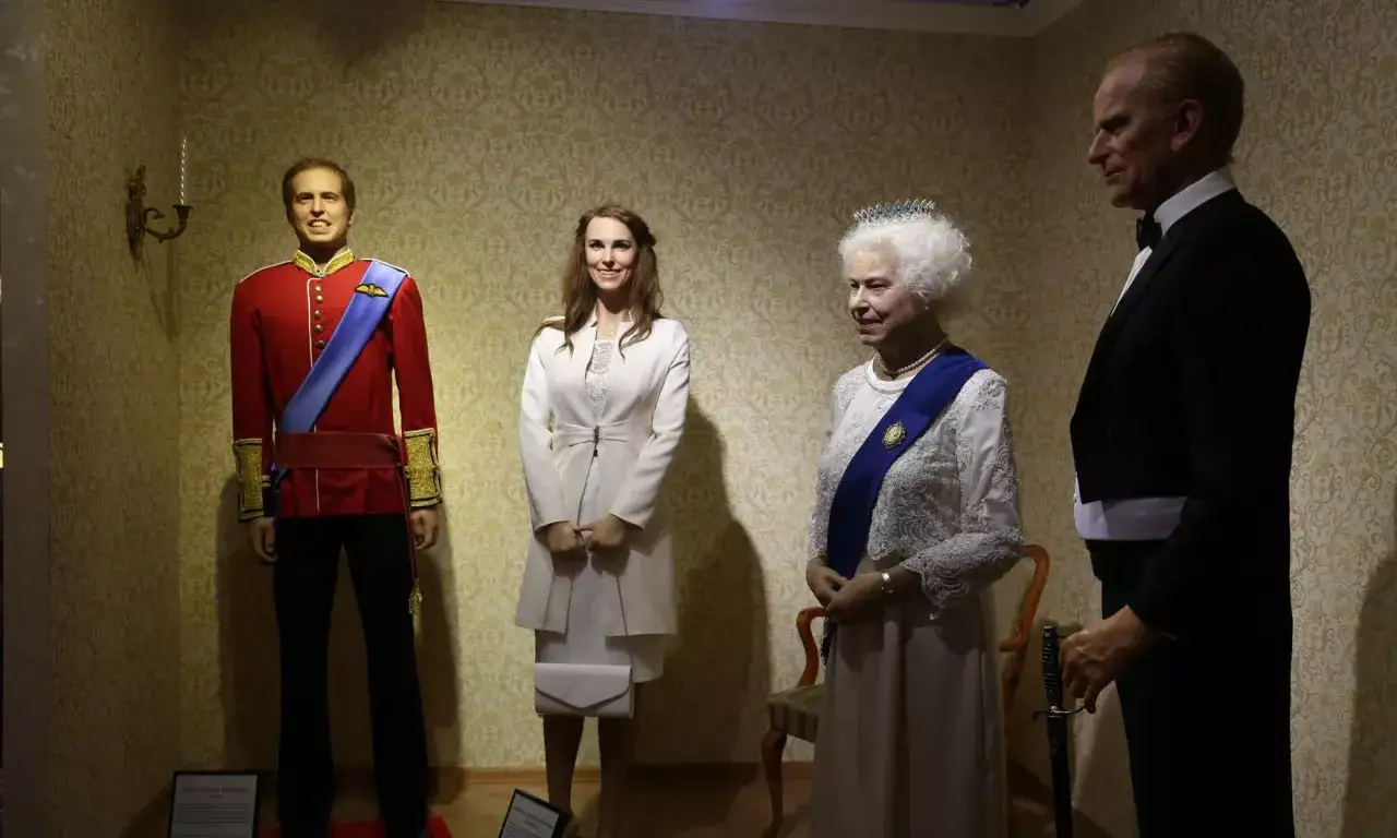Królewska rodzina w Muzeum Figur Woskowych Kraków: książę William, Kate Middleton, królowa Elżbieta II i książę Filip.