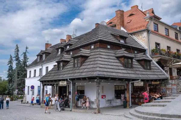 Kazimierz Dolny atrakcje: urokliwy rynek z kamieniczkami, lodziarnią i sklepikami z pamiątkami.