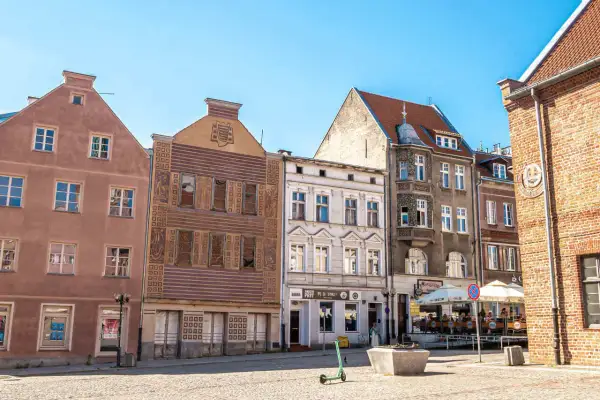 Kamienice na Starym Mieście w Olsztynie, oferujące urokliwe **olsztyńskie atrakcje** i kawiarniane ogródki.