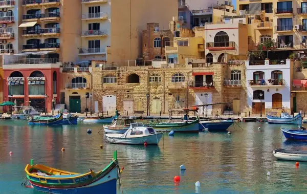 Malta: kolorowy port z łodziami i kamiennymi budynkami. Czy na Maltę potrzebny jest paszport? Tak, jeśli nie jesteś obywatelem UE.