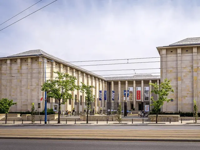 Muzeum Narodowe w Warszawie – jedna z głównych atrakcji Warszawy. Monumentalna budowla z kolumnadą i flagami zaprasza do zwiedzania.