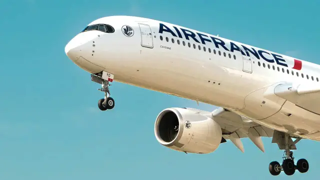 Samolot Air France w locie. Sprawdź wymiary bagażu podręcznego Air France przed podróżą.